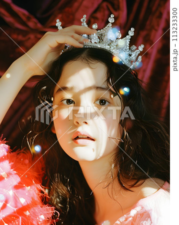キッチュな王冠をかぶったアジア人の女の子 113233300