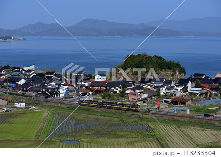 山陰本線を走るキハ187系特急スーパーまつかぜ6号 山陰本線を走るキハ187系特急スーパーまつかぜ6号 113233304