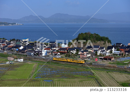 山陰本線を走る115系普通電車2両 113233316
