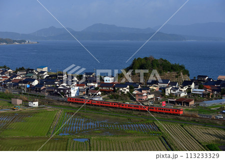 山陰本線を走るキハ47系普通列車4両 113233329