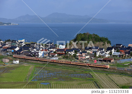 山陰本線を走るL特急やくも8号 113233338