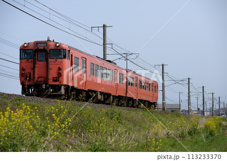 山陰本線を走るキハ47系普通列車2両 113233370