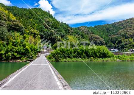夏の高知県で見た、仁淀川下流に架かる名越屋沈下橋と青空 夏の高知県で見た、仁淀川下流に架かる名越屋沈下橋と青空 113233668