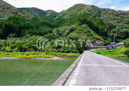 夏の高知県で見た、仁淀川下流に架かる名越屋沈下橋と青空 夏の高知県で見た、仁淀川下流に架かる名越屋沈下橋と青空 113233677