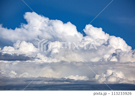 夏の青い空と白い雲 夏の青い空と白い雲 113233926