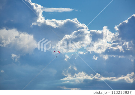 空に浮かぶパラグライダー 空に浮かぶパラグライダー 113233927