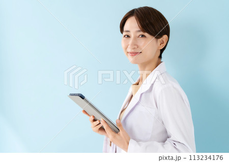 カルテを持つ白衣の女性 113234176
