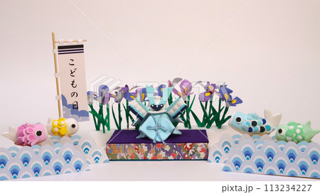 こどもの日のイメージ背景 パステルカラーのミニチュア兜と菖蒲の花とかわいい鯉のぼりと旗 こどもの日のイメージ背景 パステルカラーのミニチュア兜と菖蒲の花とかわいい鯉のぼりと旗 113234227