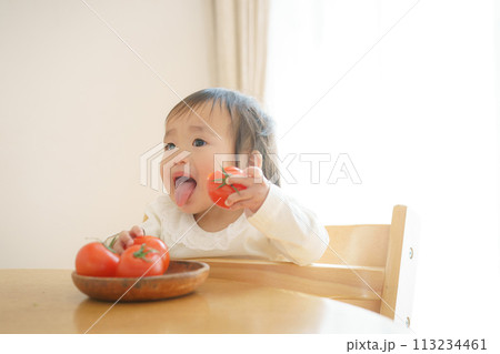 トマトを持つ赤ちゃん 113234461