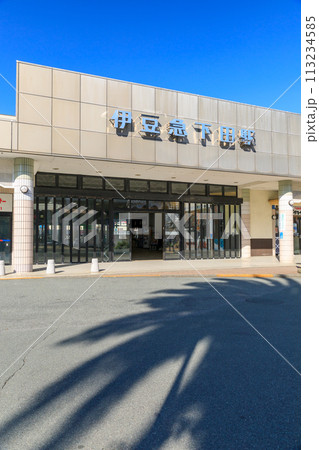 静岡_初夏の伊豆急下田駅前の風景 113234585