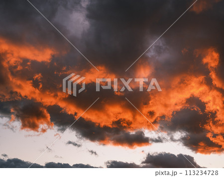 ドラマチックに焼ける夕焼けのイメージ ドラマチックに焼ける夕焼けのイメージ 113234728