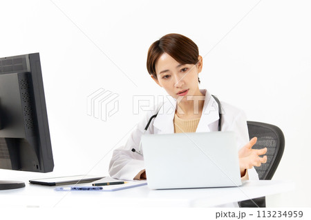 白衣の女性　オンライン診療 113234959