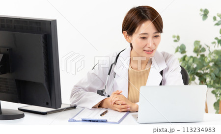 白衣の女性　オンライン診療 113234983