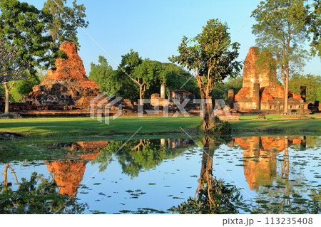 タイ北部の古都スコータイ 世界文化遺産スコータイ歴史公園のワットプラパーイルアン遺跡と池の水鏡 タイ北部の古都スコータイ 世界文化遺産スコータイ歴史公園のワットプラパーイルアン遺跡と池の水鏡 113235408