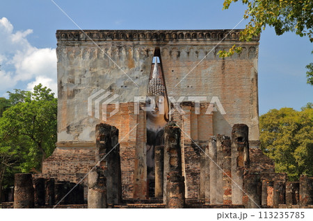 タイ北部の古都スコータイ 世界文化遺産スコータイ歴史公園のワットシーチュム寺院の仏堂の中の大仏 タイ北部の古都スコータイ 世界文化遺産スコータイ歴史公園のワットシーチュム寺院の仏堂の中の大仏 113235785