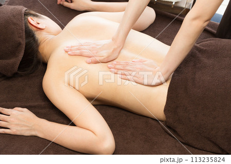 背中のオイルマッサージを受ける女性 背中のオイルマッサージを受ける女性 113235824