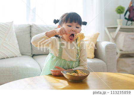 料理を食べる子供 113235859