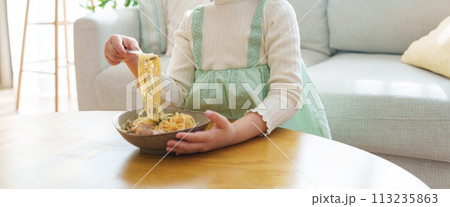 料理を食べる子供 料理を食べる子供 113235863