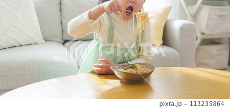 料理を食べる子供 料理を食べる子供 113235864