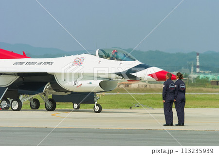 アメリカ空軍アクロバットチーム「サンダーバーズ」発進 113235939