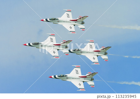 旋回するアメリカ空軍アクロバットチーム「サンダーバーズ」ダイヤモンド編隊 113235945