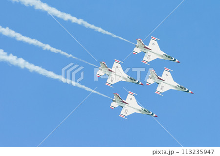 アメリカ空軍アクロバットチーム「サンダーバーズ」ダイヤモンドロール 113235947
