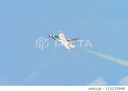 アメリカ空軍アクロバットチーム「サンダーバーズ」スローロール 113235948