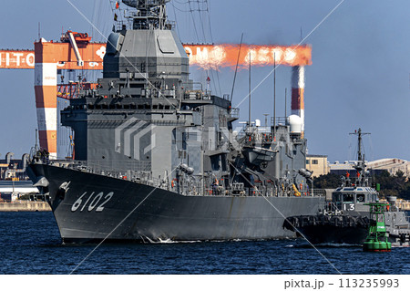 海上自衛隊の神奈川県横須賀基地に帰港する護衛艦あすか（試験艦） 113235993