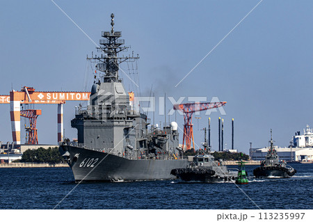 海上自衛隊の神奈川県横須賀基地に帰港する護衛艦あすか（試験艦） 113235997