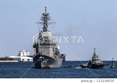 海上自衛隊の神奈川県横須賀基地に帰港する護衛艦あすか（試験艦