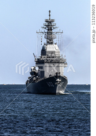 海上自衛隊の神奈川県横須賀基地に帰港する護衛艦あすか（試験艦） 113236019