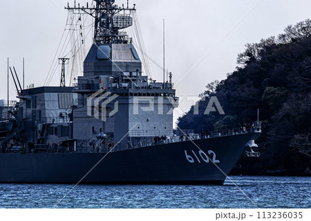 海上自衛隊の神奈川県横須賀基地に帰港する護衛艦あすか（試験艦） 113236035