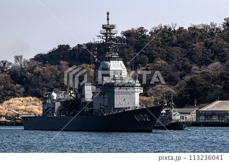 海上自衛隊の神奈川県横須賀基地に帰港する護衛艦あすか（試験艦） 113236041
