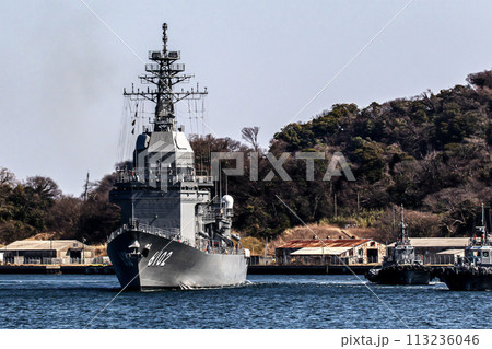海上自衛隊の神奈川県横須賀基地に帰港する護衛艦あすか（試験艦） 113236046