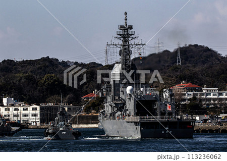 海上自衛隊の神奈川県横須賀基地に帰港する護衛艦あすか（試験艦） 113236062