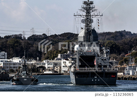 海上自衛隊の神奈川県横須賀基地に帰港する護衛艦あすか（試験艦） 113236065