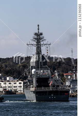 海上自衛隊の神奈川県横須賀基地に帰港する護衛艦あすか（試験艦） 113236068