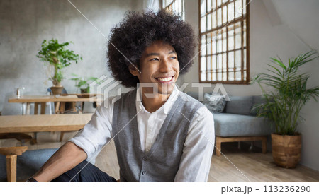 アフロヘアの男性（AI生成画像） 113236290