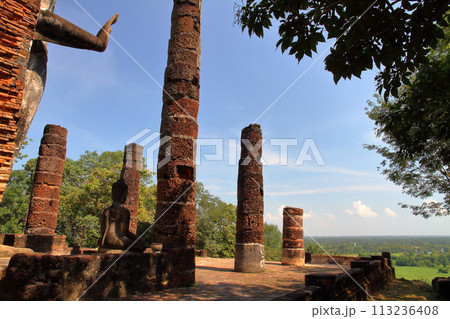 タイ北部の古都スコータイ　世界文化遺産スコータイ歴史公園の丘の上のワットサパーンヒン寺院からの眺め 113236408