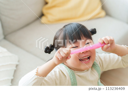 スライムで遊ぶ子供 113236409