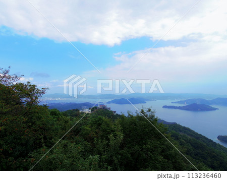 向島・高見山展望台より望む瀬戸内海の島々(広島県尾道市) 113236460