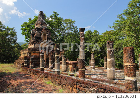 タイ北部の古都スコータイ 世界文化遺産スコータイ歴史公園のワットカオプラバートノーイの仏塔 タイ北部の古都スコータイ 世界文化遺産スコータイ歴史公園のワットカオプラバートノーイの仏塔 113236631