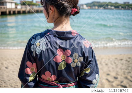 海辺を散策する浴衣の女性 113236765