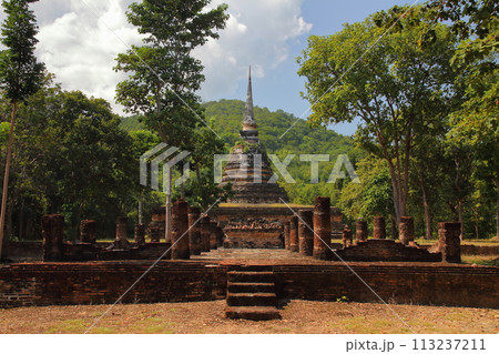 タイ北部の古都スコータイ　世界文化遺産スコータイ歴史公園のワットチェディガームの仏塔 113237211