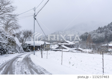 冬の京都 大原 三千院門跡へ向かう雪道 冬の京都 大原 三千院門跡へ向かう雪道 113237463