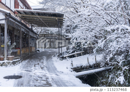 冬の京都 大原 雪景色の三千院参道 冬の京都 大原 雪景色の三千院参道 113237468