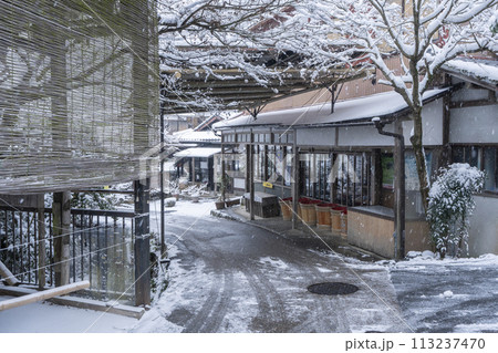 冬の京都 大原 雪景色の三千院参道 冬の京都 大原 雪景色の三千院参道 113237470