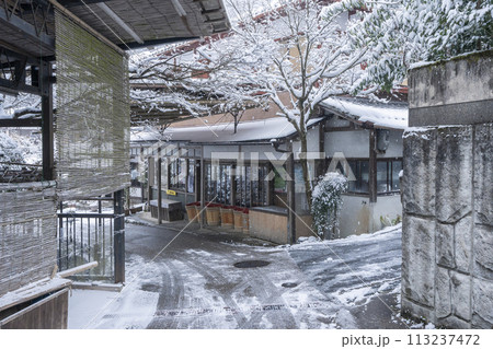 冬の京都 大原 雪景色の三千院参道 冬の京都 大原 雪景色の三千院参道 113237472