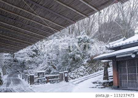 冬の京都　大原　雪景色の三千院参道 113237475