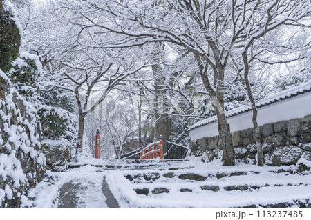 冬の京都　大原　雪景色の三千院参道　茅穂橋（未明橋） 113237485
